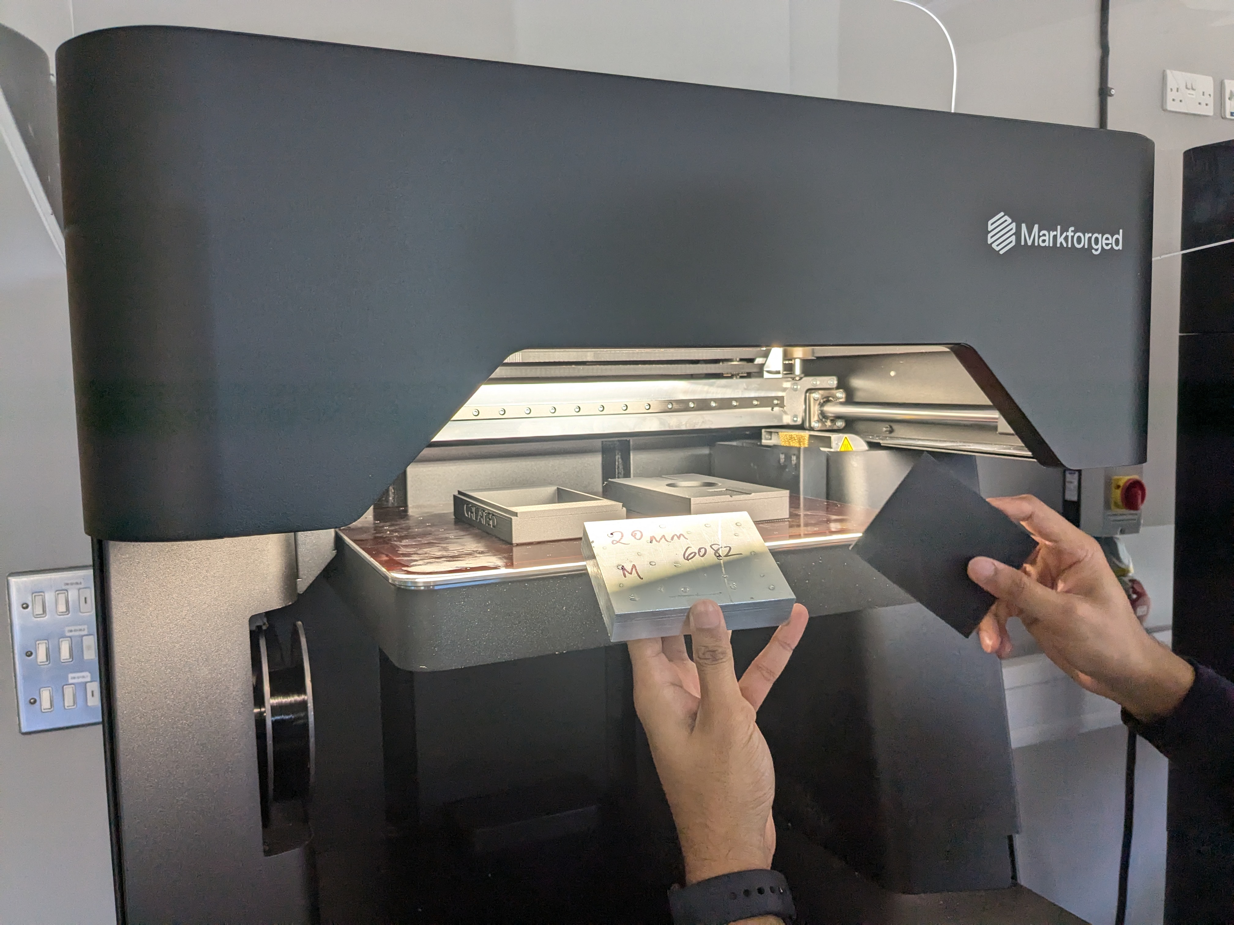 Embedding aluminium blocks into tool during print